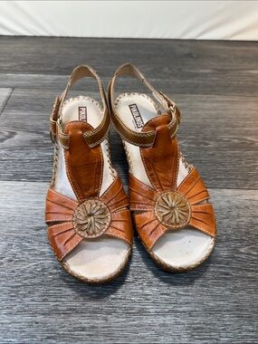PIKOLINOS Cognac Leather T-Strap Sandals with Decorative Medallion SZ 37 (j288)